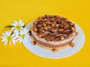 Cheese cake con nocciole caramellate