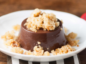 Budino al gusto cioccolato con crumble alle nocciole