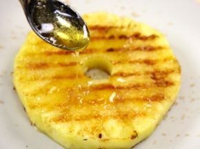 Ananas alla piastra con miele e cannella