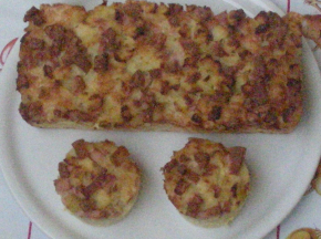 plum-cake di patate, wurstel e formaggio