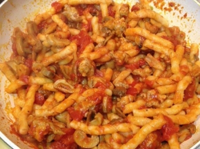 Fusilli con Salsiccia e Funghi