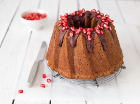 Ciambella al grano saraceno e cioccolato con melagrana
