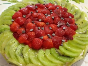 Torta allo yogurt con fragole e kiwi