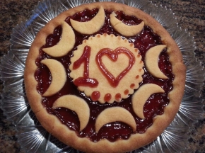 Crostata con marmellata di ciliegie per anniversario