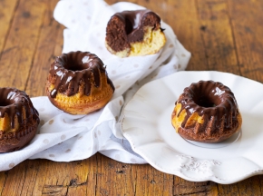 Ciambelline variegate con ganache al cioccolato e avocado
