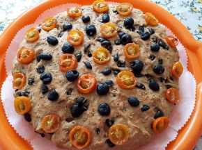 Focaccia integrale con olive nere e pomodorini