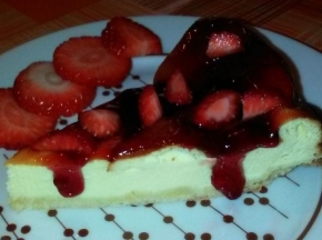 Cheesecake al forno farcita con confettura ai frutti di bosco e fragole fresche o cioccolato al latte (fuso) home-made