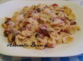 Orecchiette, pomodori secchi e salsiccia