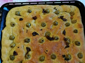 Focaccia alle olive piccanti e pomodorini secchi