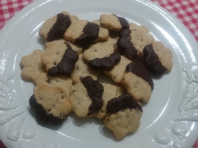 Biscotti con le nocciole e cioccolato