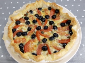 Torta salata con pomodori, olive e mozzarella