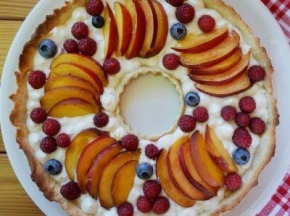 Crostata con crema di yogurt e frutta