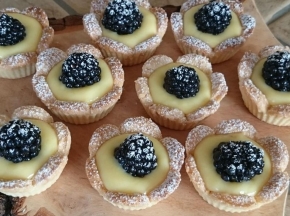 Cestini con crema pasticcera e more