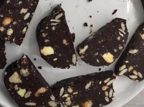 Salame dolce con nocciole