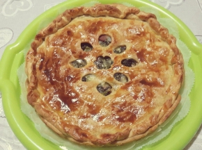 Torta salata integrale con spinaci, prosciutto e wurstel