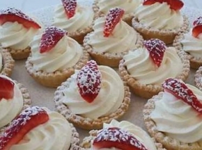 Crostatine con crema chantilly e fragole