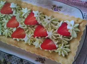 crostata con crema di pistacchi e fragole