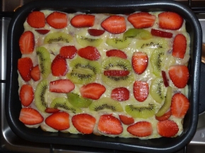 Tiramisù con crema e frutta fresca