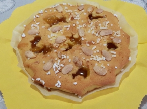 Torta con marmellata e mandorle