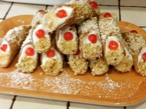 Cannoli siciliani con ricotta e granella di mandorle