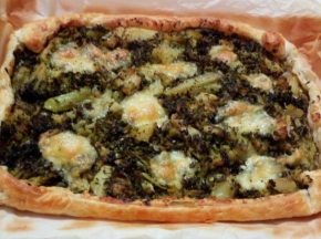 Pizza di sfoglia con broccoletti e mozzarella