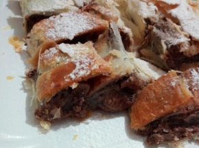 Rotolo di pasta sfoglia con nutella e granella di nocciole