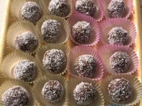 Palline al cioccolato e ricotta ricoperti al cocco