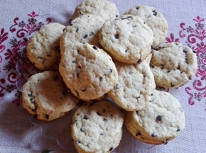 Scones con panna e gocce di cioccolato
