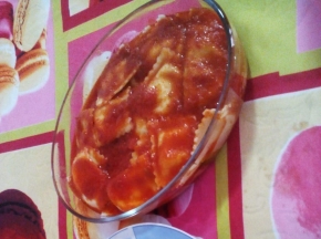 Ravioli con ricotta con sugo di pomodoro