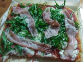 Pizza crudo e rucola