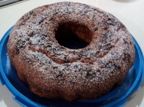 Ciambella al bicchiere senza uova, con pistacchio e scaglie di cioccolato