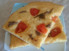 Focaccia di semola di grano duro con pomodoro e acciughe