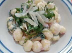 Gnocchi con panna, prosciutto, rucola e scaglie di grana