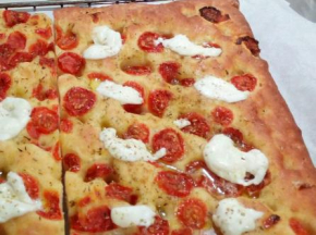 Pizza con pomodorini e mozzarella di bufala