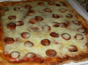 Pizza margherita con wurstel