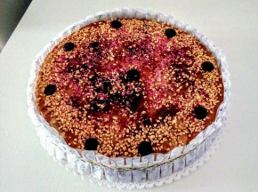Torta crema pasticcera e granella di nocciole