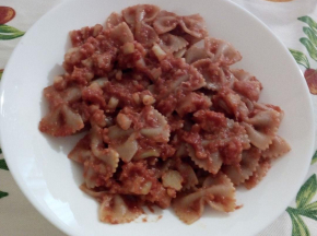 Farfalle integrali con salsa e broccoli
