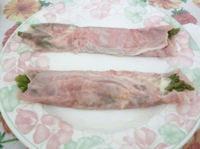 Rotolini di prosciutto cotto con asparagi e maionese