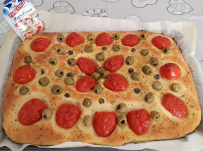 Focaccia con pomodorini, olive e capperi