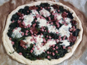 Sfoglia con spinaci pomodori secchi sottiletta e prosciutto a cubetti