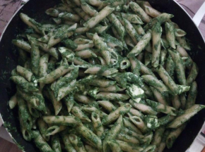 Penne ai 5 cereali con crema di spinaci e cubetti di mozzarella