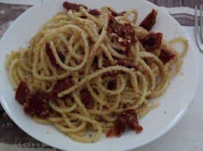 Spaghetti con pomodori secchi, acciughe e mollica