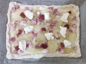 Sfoglia con patate, stracchino, pancetta e pomodori secchi