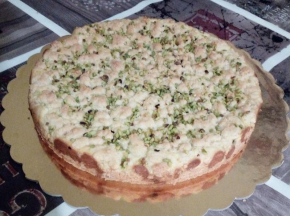 Sbriciolata con mascarpone e gocce di cioccolato, con granella di pistacchio in superficie