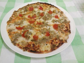 Pizza sottile,tonno cipolla e salamino piccante