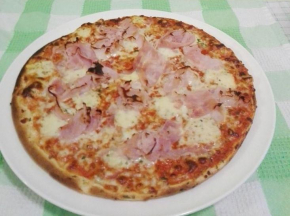 Pizza al prosciutto e mozzarella