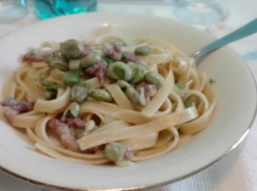 Tagliatelle con fave e pancetta