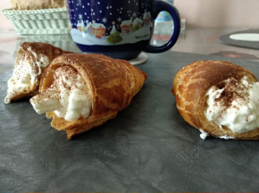 Cannoncini di pasta sfoglia con panna