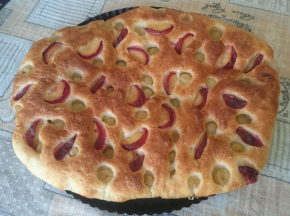 Focaccia dolce con uva e susine