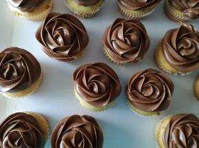 Cupcake alla vaniglia con crema al burro al cioccolato